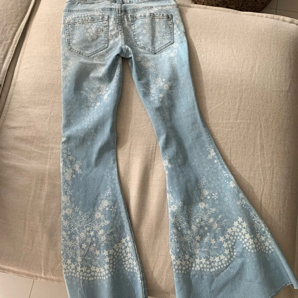 FREE PEOPLE, Float on Flares, Boho Light Blue Denim w Stars & Flowers, Size 26 - Picture 5 of 10